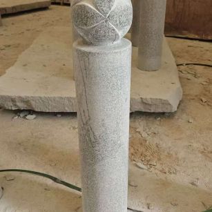 吉安 芝麻白花岗岩石材挡车石柱、停车柱、圆柱挡车柱、方柱挡车柱等