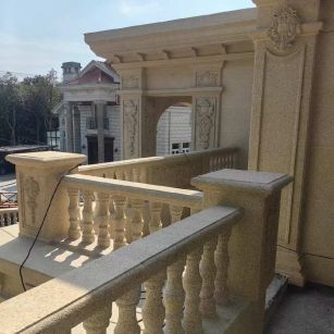 吉安 黄金麻别墅外墙干挂雕花配合阳台栏杆花瓶柱