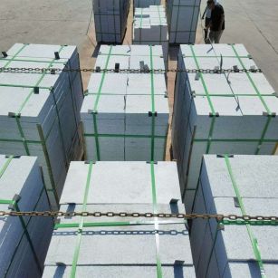 吉安 芝麻白花岗岩5公分地铺石 花岗岩厂家工厂装车日常