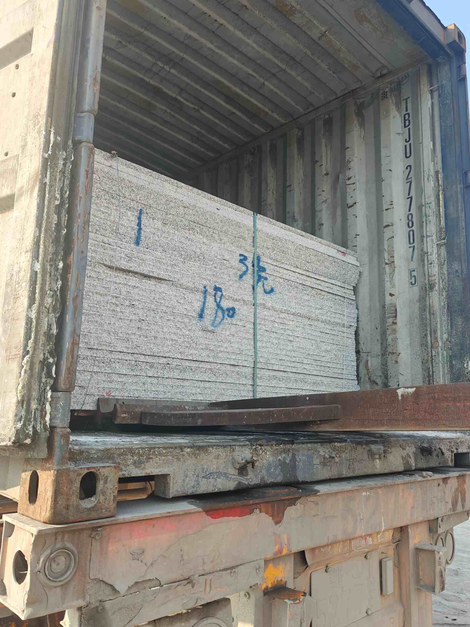 吉安 芝麻白花岗岩石材3.0公分光面毛板装柜出货