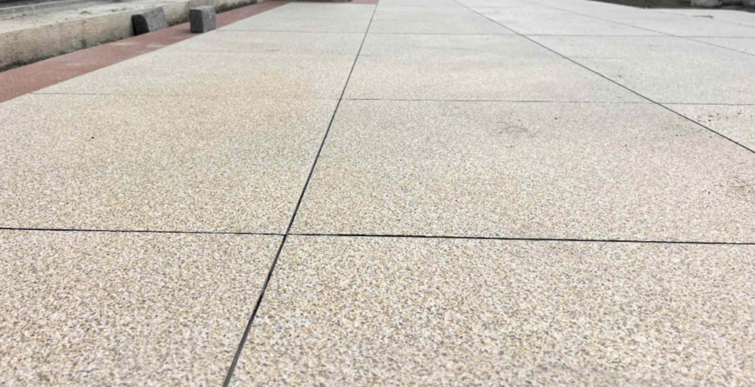 吉安 黄金麻花岗岩石板材荔枝面地面铺装效果