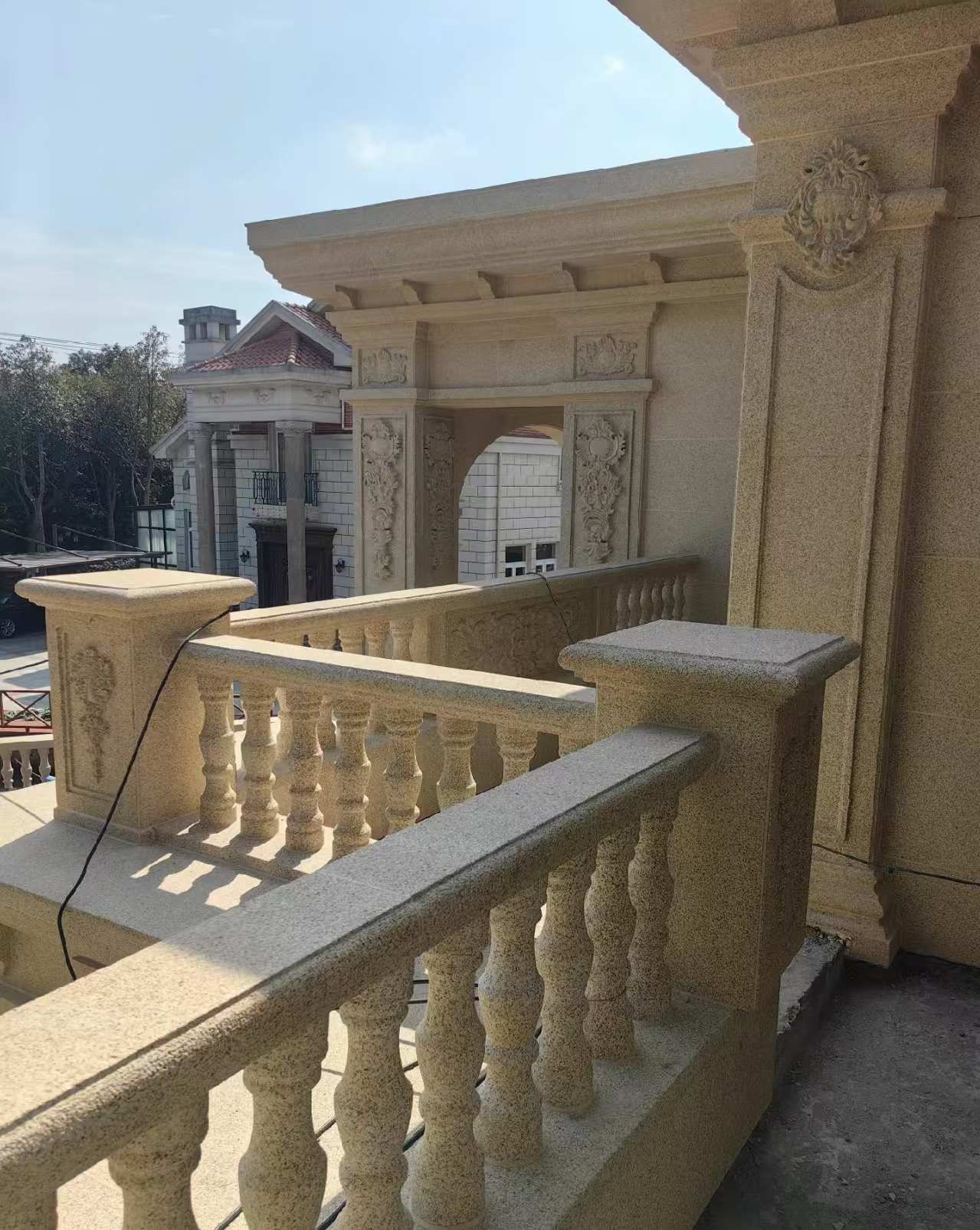 吉安 黄金麻别墅外墙干挂雕花配合阳台栏杆花瓶柱