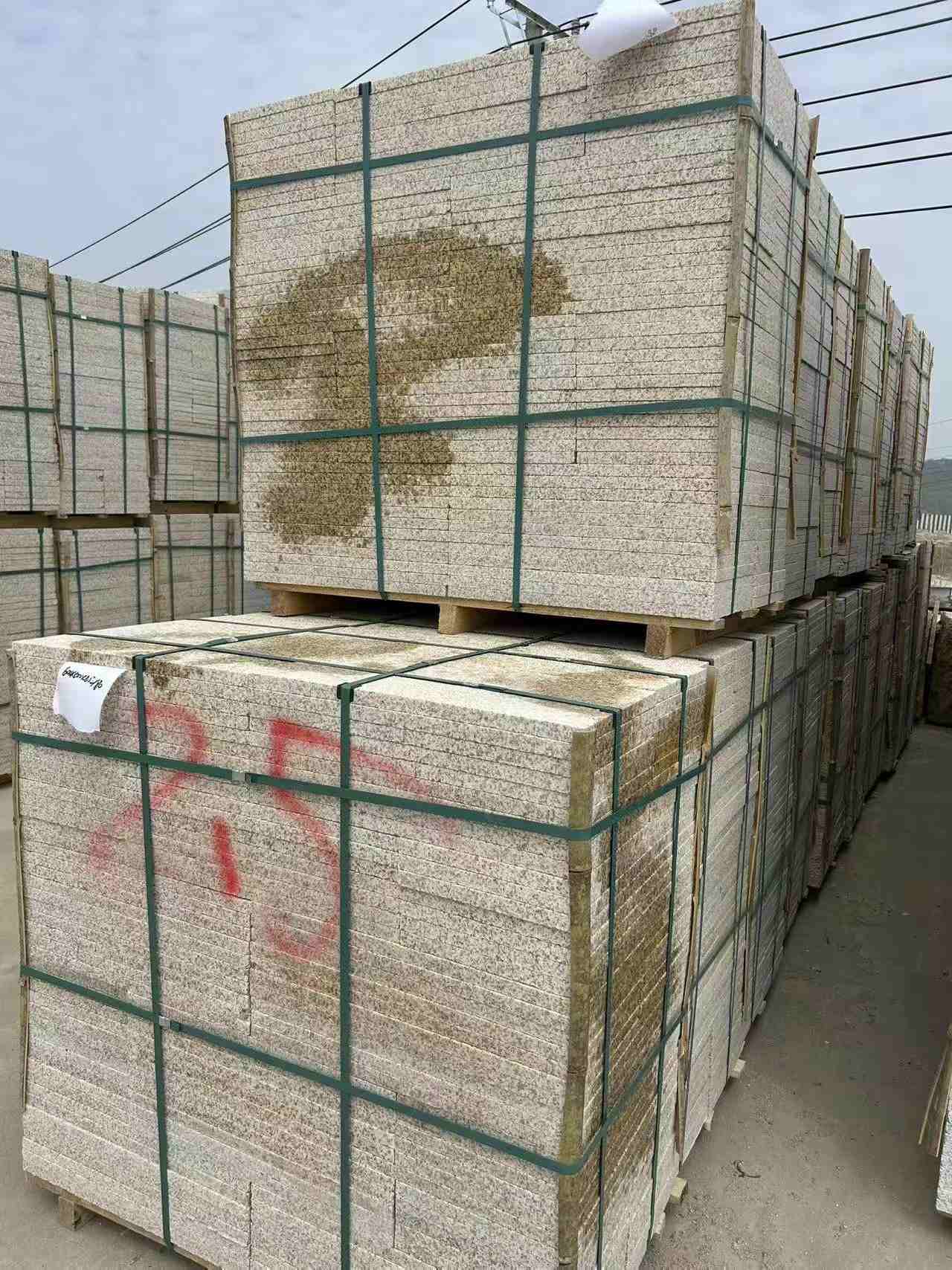 吉安 黄金麻花岗岩石材荔枝面地铺石2.5*300*600