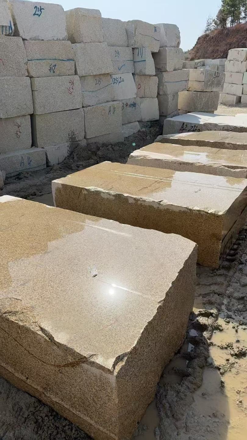 吉安 黄金麻方料堆场洗料分选中，原材料充足