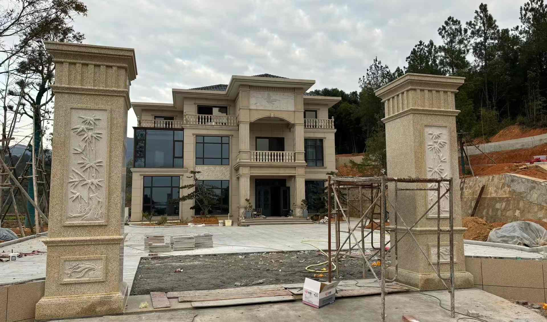 吉安 黄金麻花岗岩别墅雕花外墙干挂配上门口雕花罗马柱