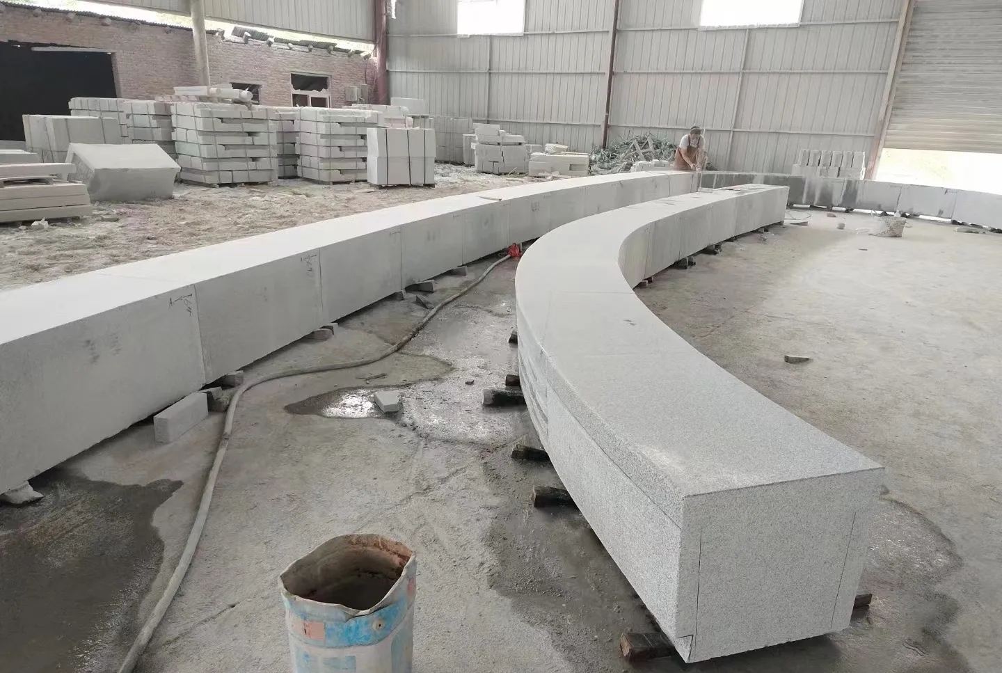 吉安芝麻白花岗岩石板材 园林光面弧形坐凳