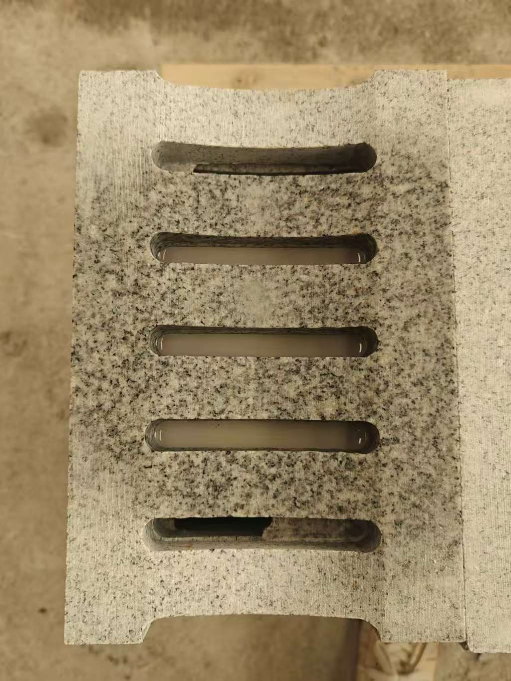 吉安 芝麻白拉丝面花岗岩U型开槽排水槽