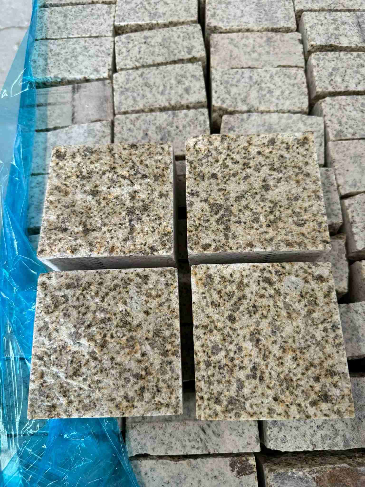 吉安 黄金麻花岗岩自然面小方块，弹石，马蹄石等