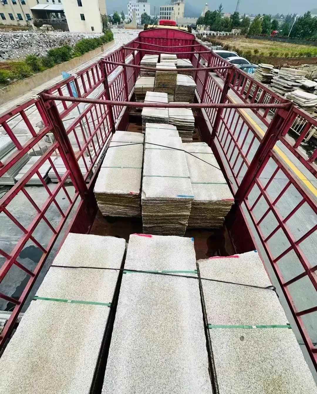 吉安 黄金麻花岗岩荔枝面，光面毛板装车完成