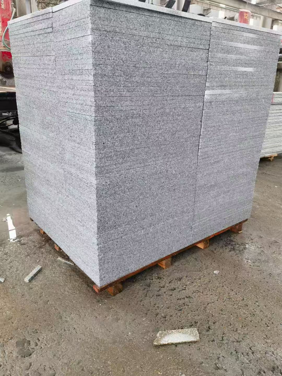 吉安 芝麻白火烧面1.8厚300*600地铺石，尺寸标准，厚薄均匀