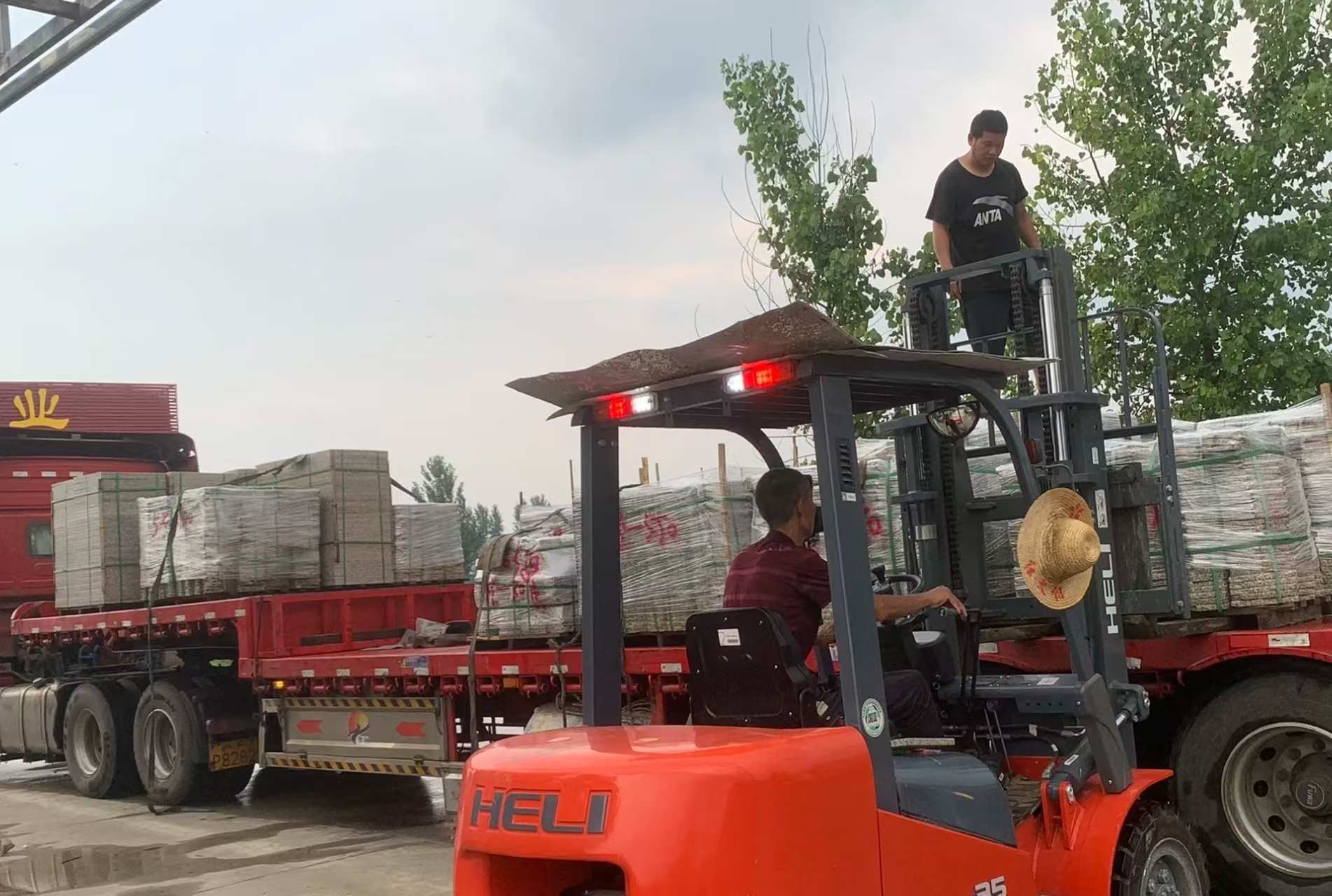 吉安 黄金麻冰裂纹，地铺石装车