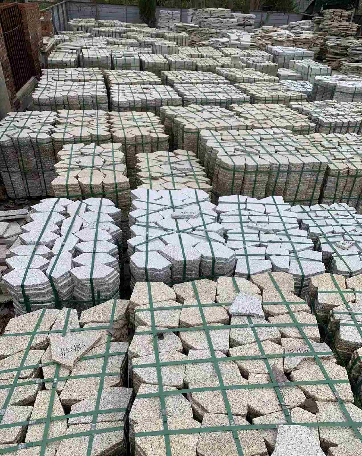 吉安 黄金麻白麻花岗岩荔枝面地铺石(冰裂纹)