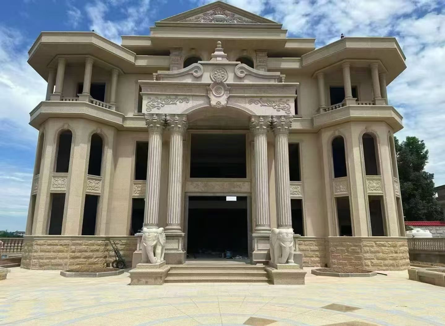 吉安 黄金麻别墅外墙干挂，大柱，大象，蘑菇石，雕花板