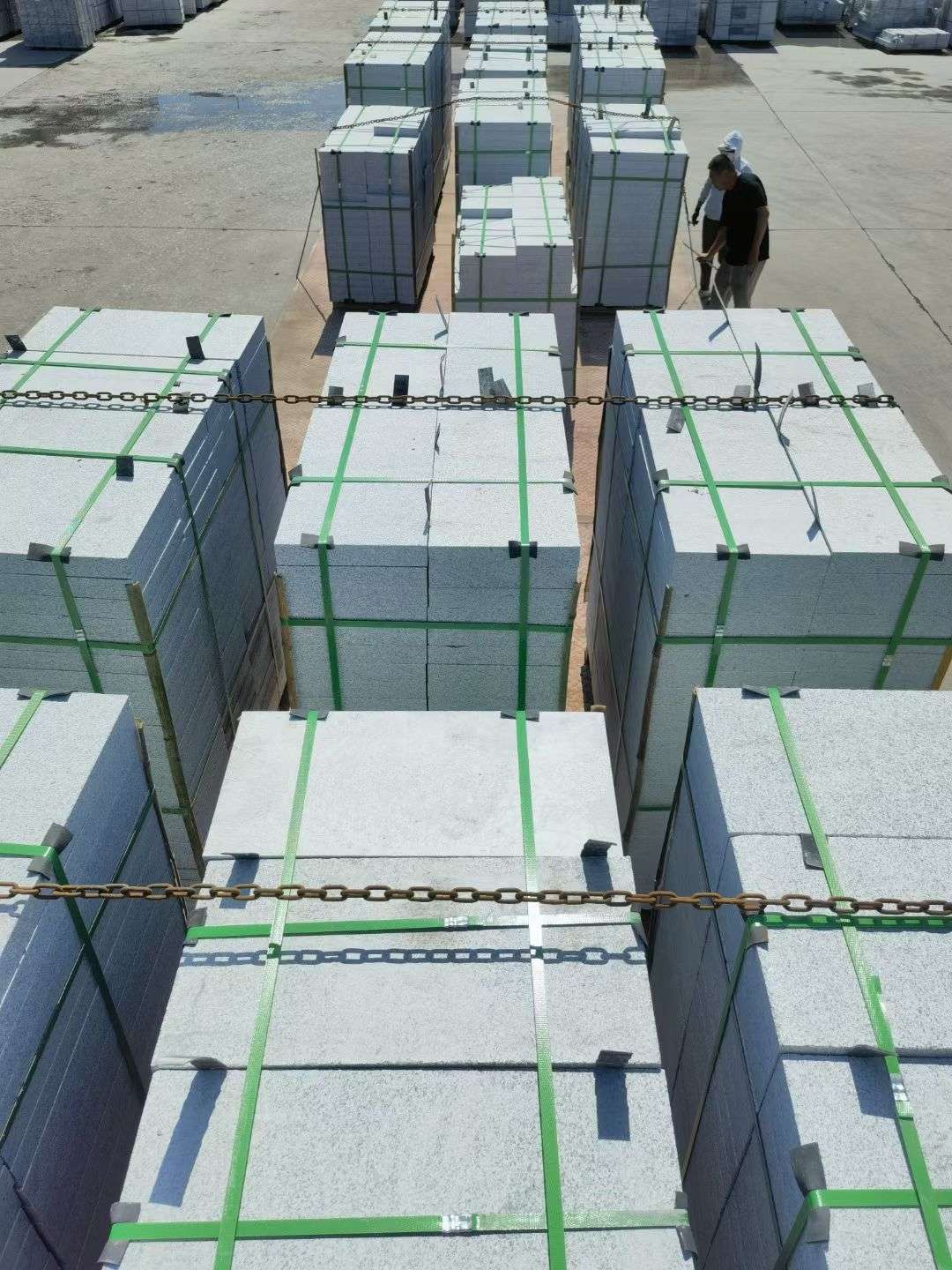 吉安 芝麻白花岗岩5公分地铺石 花岗岩厂家工厂装车日常